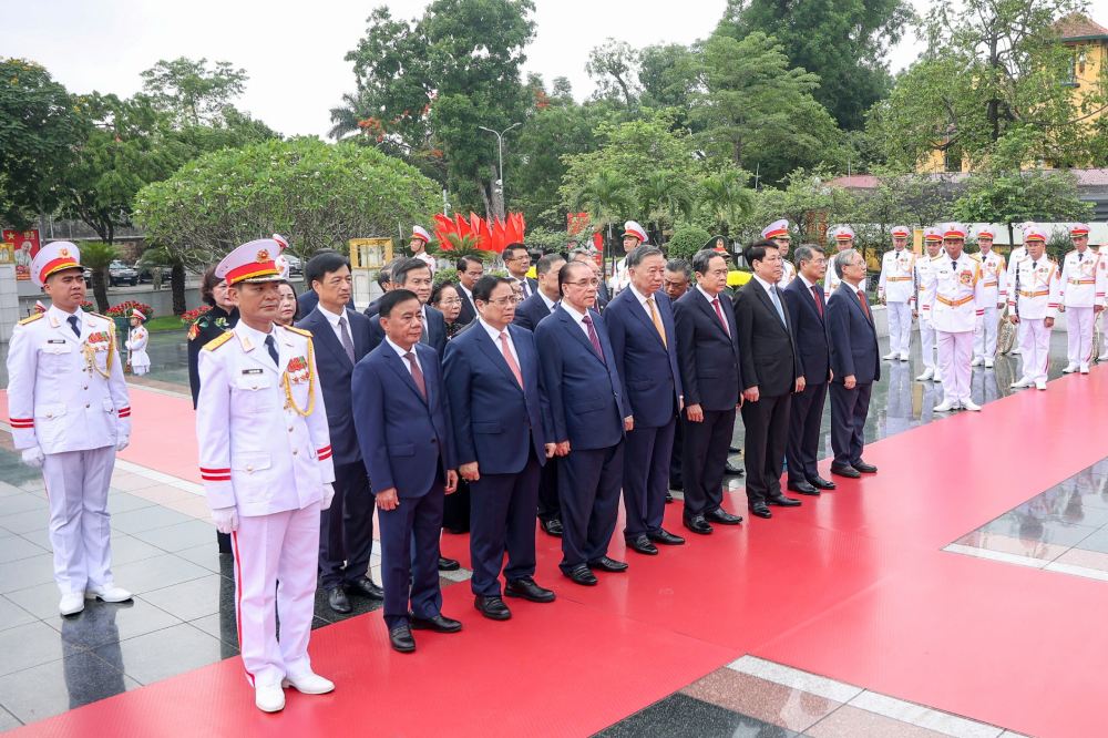 Đoàn đại biểu lãnh đạo Đảng, Nhà nước đặt vòng hoa, dâng hương tưởng niệm các Anh hùng liệt sĩ tại Đài Tưởng niệm các Anh hùng liệt sĩ trên đường Bắc Sơn. Ảnh: Hải Nguyễn