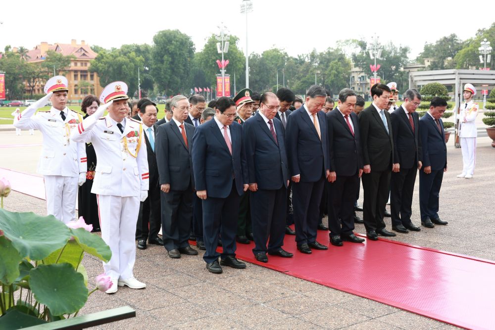 The delegation of leaders and former leaders of the Party and State led by General Secretary and President To Lam respectfully commemorated President Ho Chi Minh. Photo: Hai Nguyen