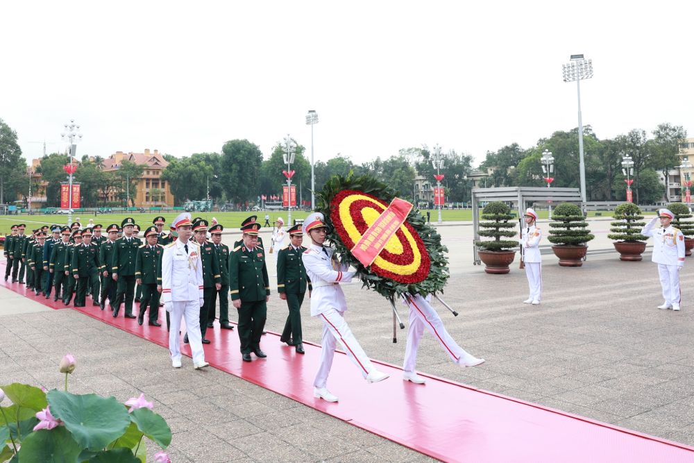 Đoàn đại biểu Quân ủy Trung ương - Bộ Quốc phòng vào Lăng viếng Chủ tịch Hồ Chí Minh. Ảnh: Hải Nguyễn