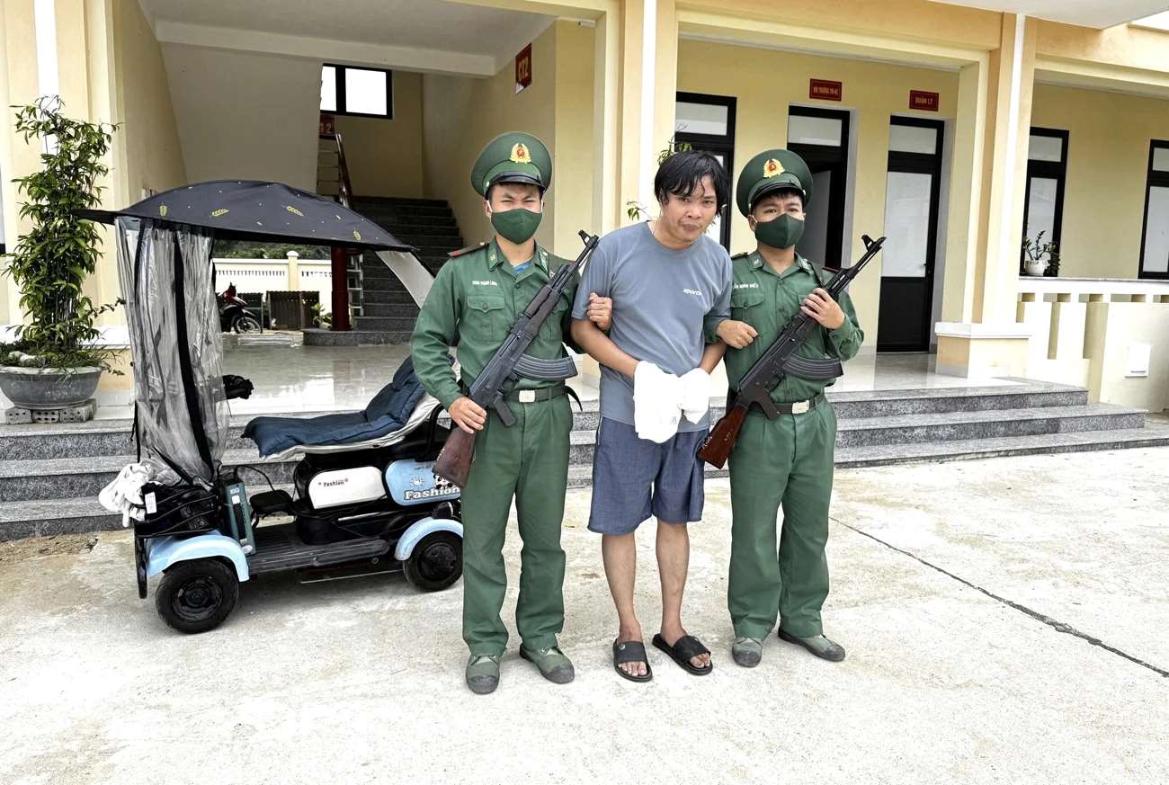 Cao Đình Lâm bị bắt về hành vi tàng trữ, làm tiền giả. Ảnh: Văn Tánh