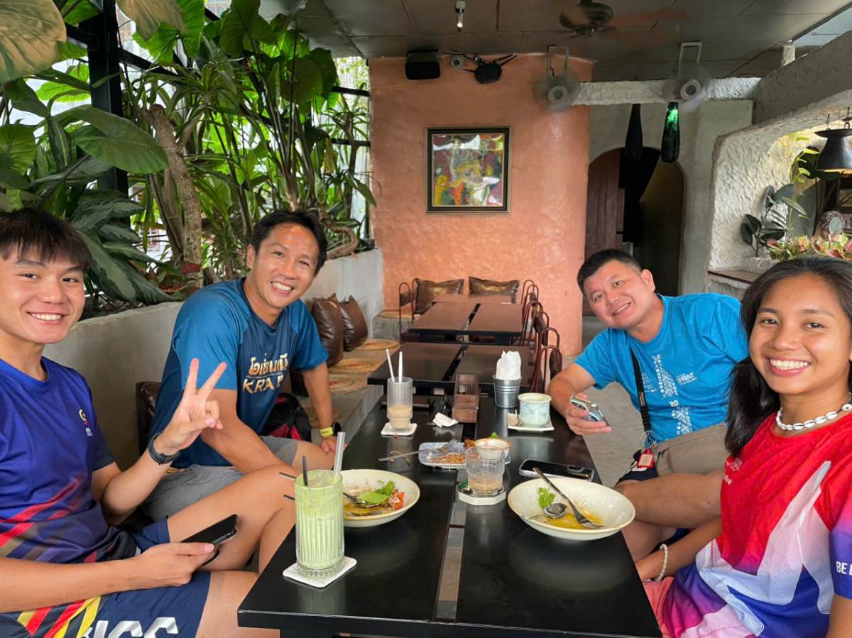 Nhóm du khách tới từ Malaysia check-in tại quán. Ảnh: I La