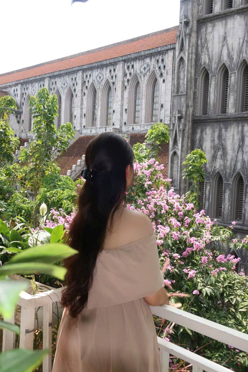 Ngọc Ánh check-in với nhà thờ. Ảnh: Nhân vật cung cấp