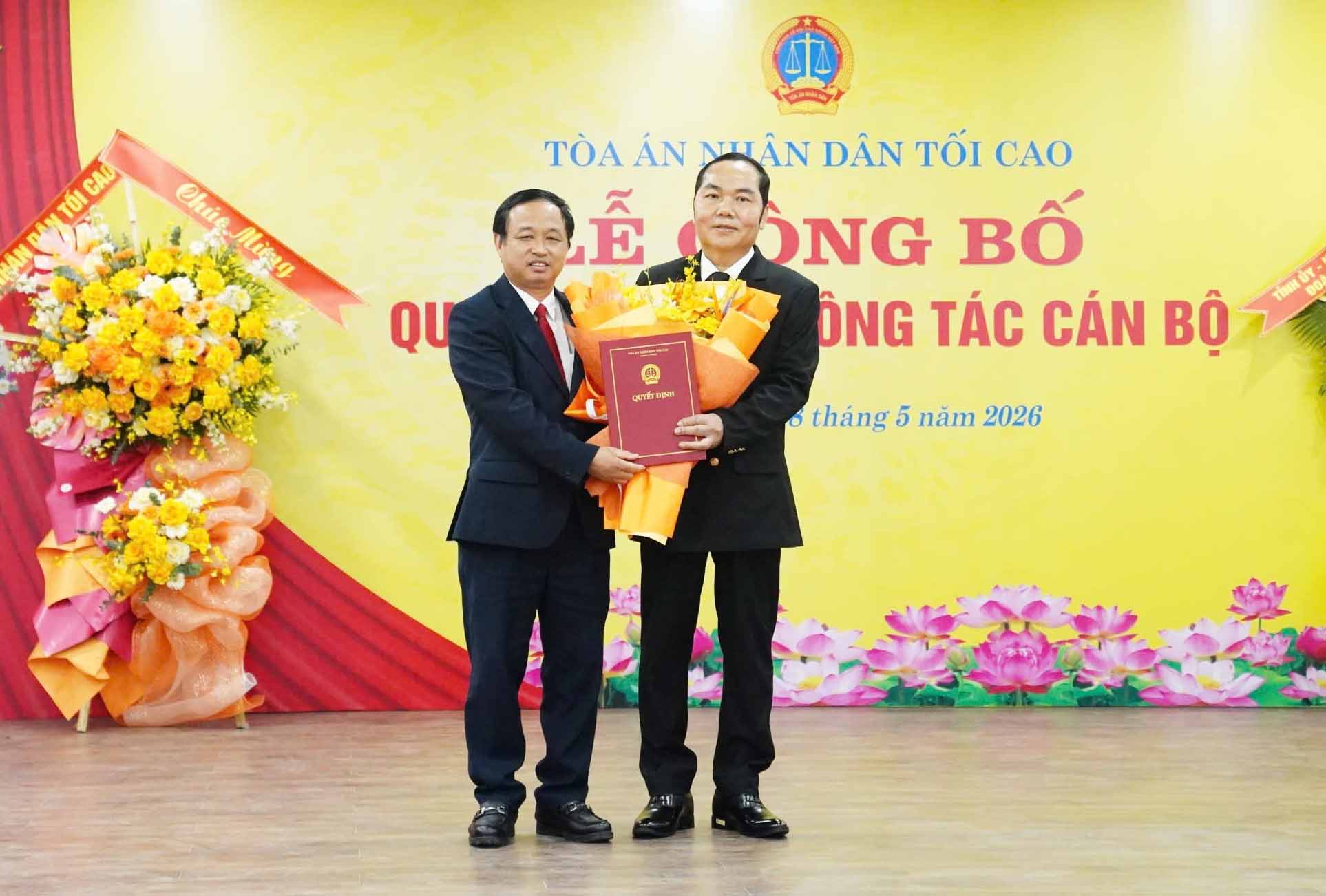 Mr. Tran Ngoc Son (right) receives the appointment decision to hold the position of Chief Justice of Ha Tinh Provincial People's Court. Photo: Manh Tuan