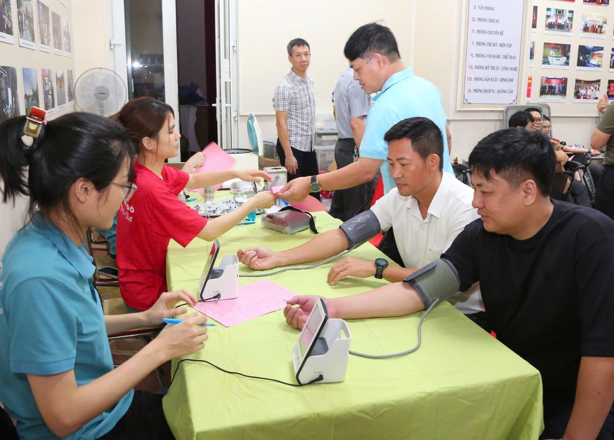 Ngày hội hiến máu tình nguyện năm 2026 thu hút gần 100 cán bộ, đoàn viên, người lao động Báo và Phát thanh, truyền hình Hải Phòng tham gia. Ảnh: Công đoàn Hải Phòng