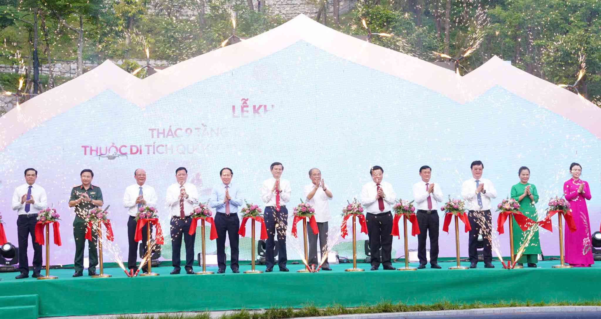 Delegates perform the ribbon-cutting ceremony to inaugurate the 9-story Waterfall project. Photo: Duy Chuong