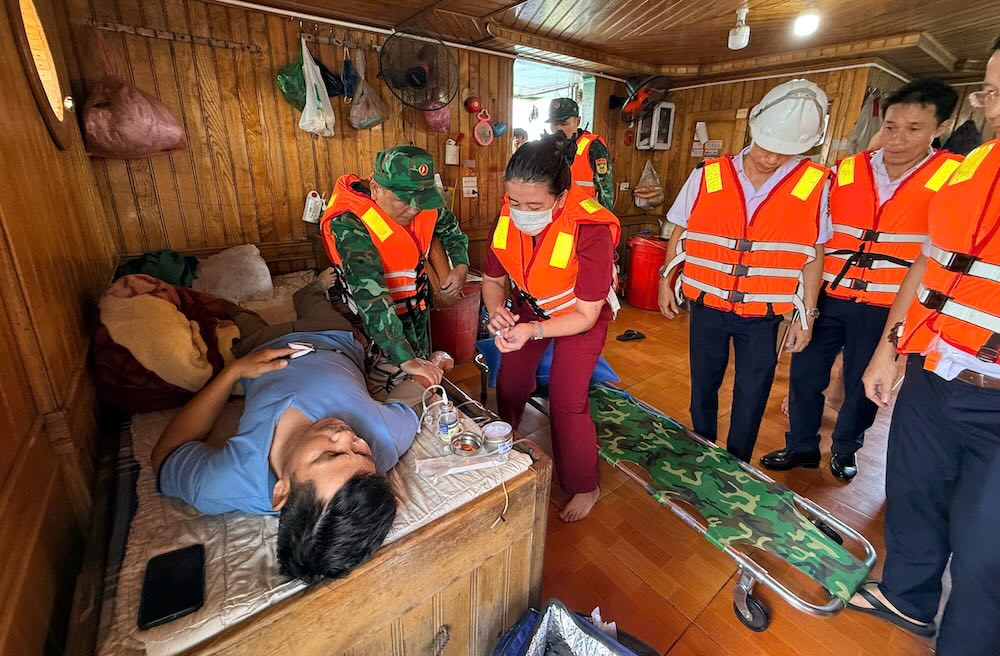 Quang Tri Border Guard rescues a crew member with respiratory failure at sea. Photo: Quang Tri Border Guard