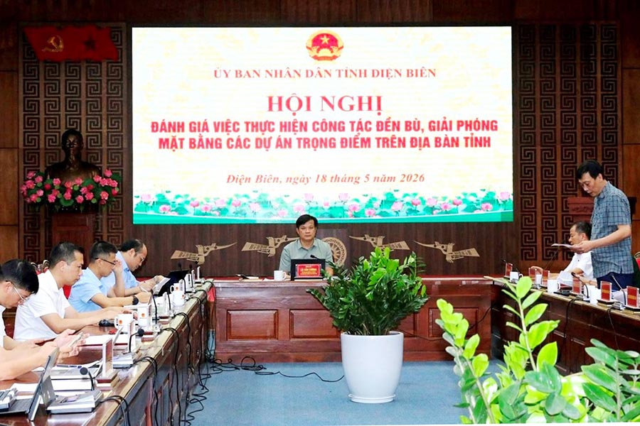 Sáng 18.5, UBND tỉnh Điện Biên tổ chức hội nghị đánh giá tình hình thực hiện công tác đền bù, giải phóng mặt bằng đối với các dự án trọng điểm trên địa bàn tỉnh. Ảnh: Cổng TTĐT Điện Biên