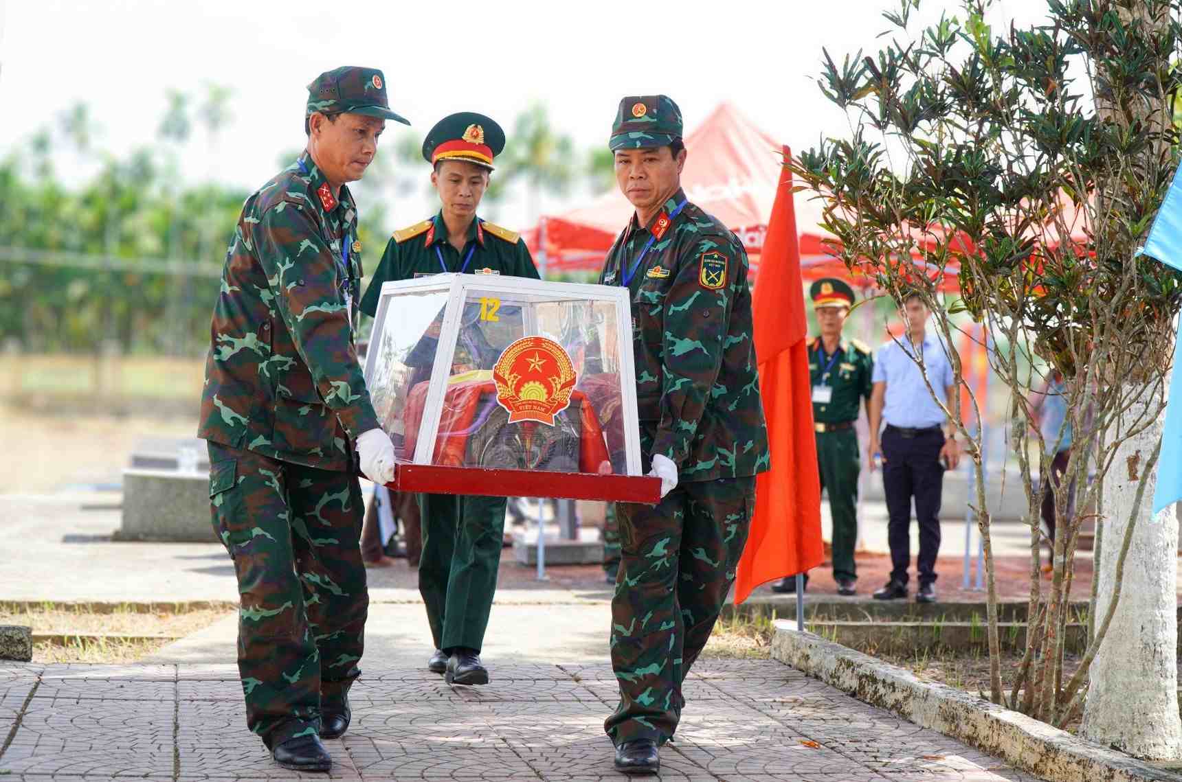Professional forces move martyrs' remains at Nghia Trung Martyrs' Cemetery, Tu Nghia commune (Quang Ngai) to the biopsy area for DNA testing. Photo: Dong Giang