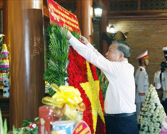 ổng Bí thư, Chủ tịch nước Tô Lâm dâng hoa tưởng niệm Chủ tịch Hồ Chí Minh, Đại tướng Võ Nguyên Giáp và Anh hùng liệt sĩ Võ Thị Sáu tại Nhà thờ Bác Hồ trong khuôn viên Thành ủy Đồng Nai. Ảnh: Thống Nhất/TTXVN