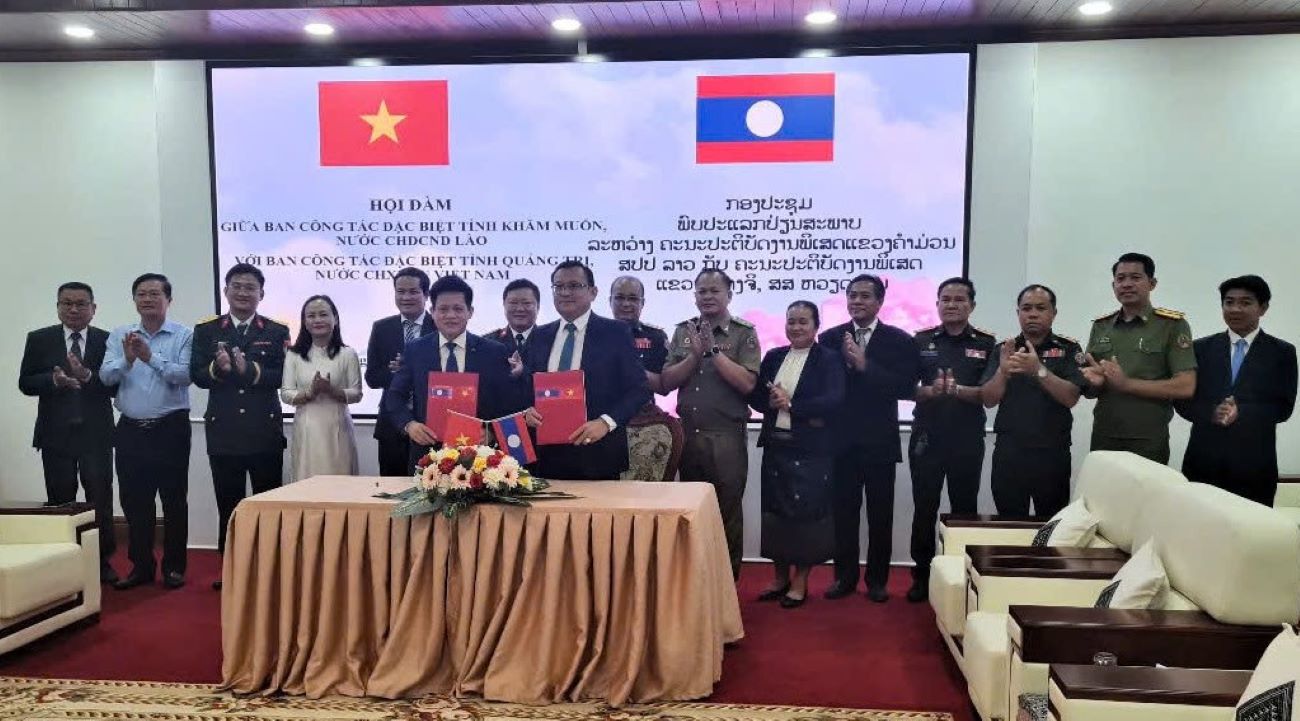Quang Tri and Kham Muon provinces sign coordination agreement on searching for and repatriating martyrs' remains. Photo: Xuan Dien