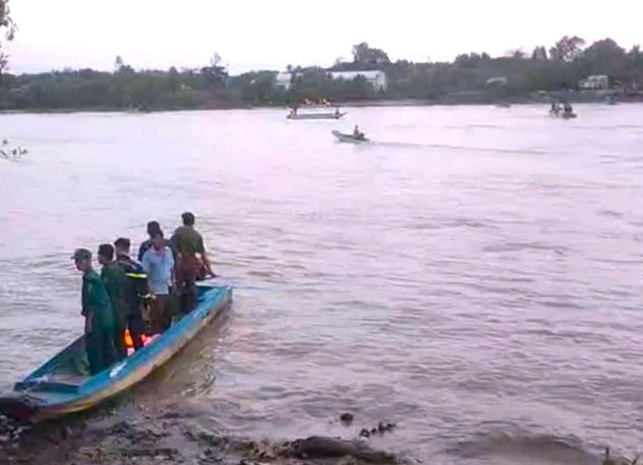 People mobilize vehicles and local authorities to search for missing people due to a speedboat capsizing in Ca Mau. Photo: People provided.
