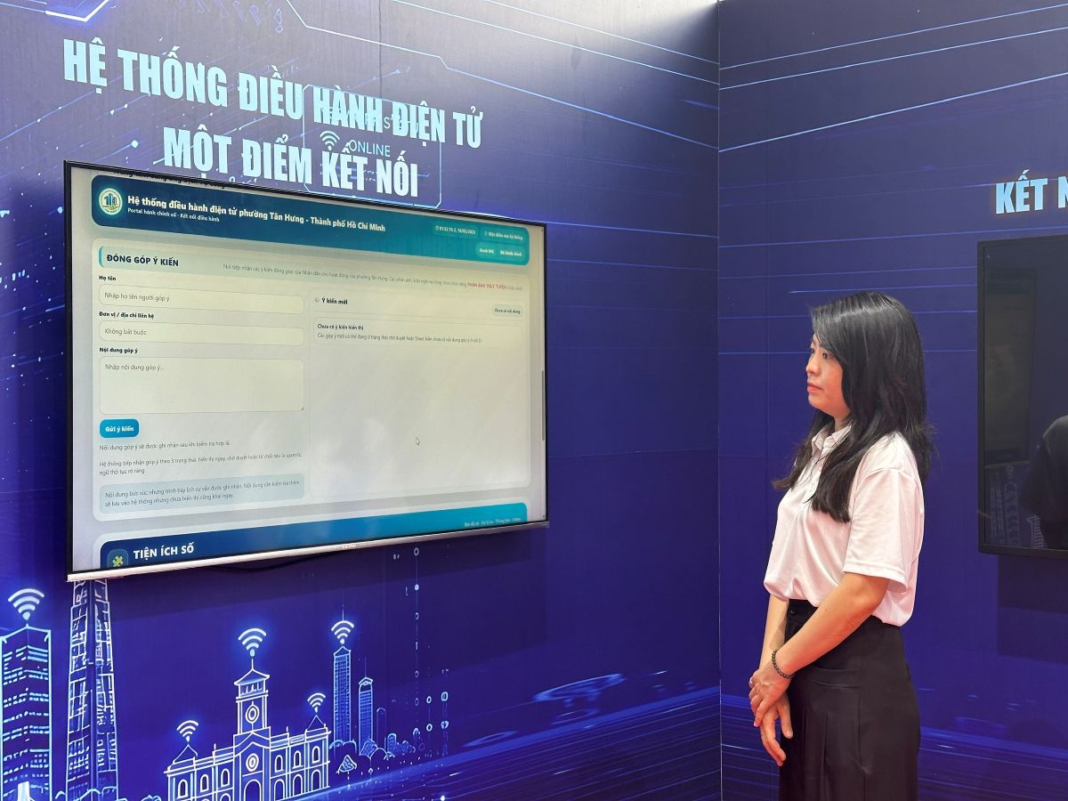 Người dân đến trải nghiệm tại buổi ra mắt khu phố số. Ảnh: Minh Tâm