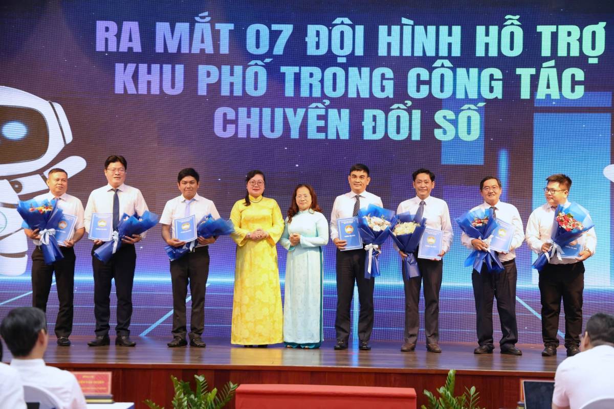 Ra mắt 7 đội hình hỗ trợ khu phố trong công tác chuyển đổi số. Ảnh: Minh Tâm