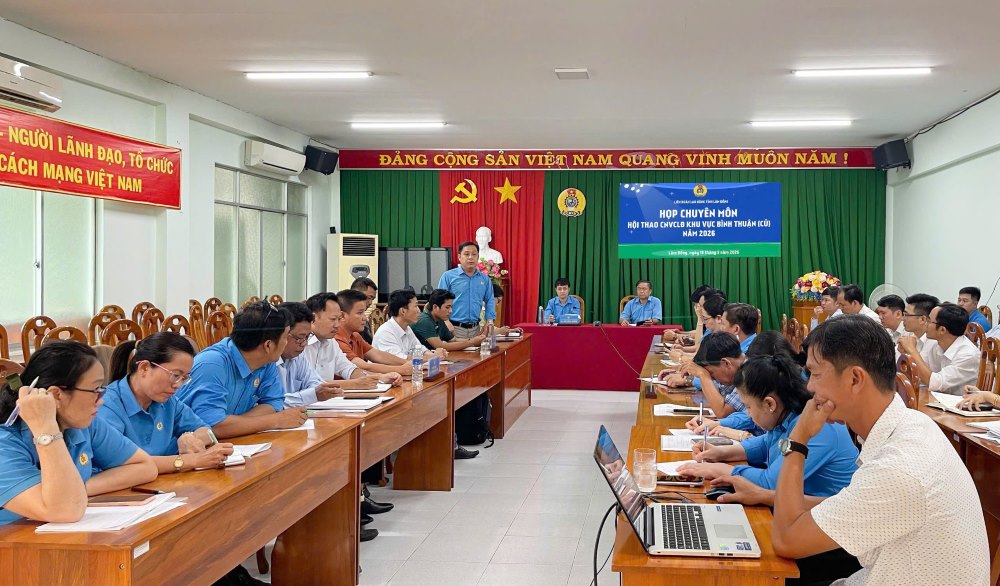 Ban tổ chức hội thao họp chuyên môn cùng trọng tài và trưởng các đoàn tham gia. Ảnh: Duy Tuấn 