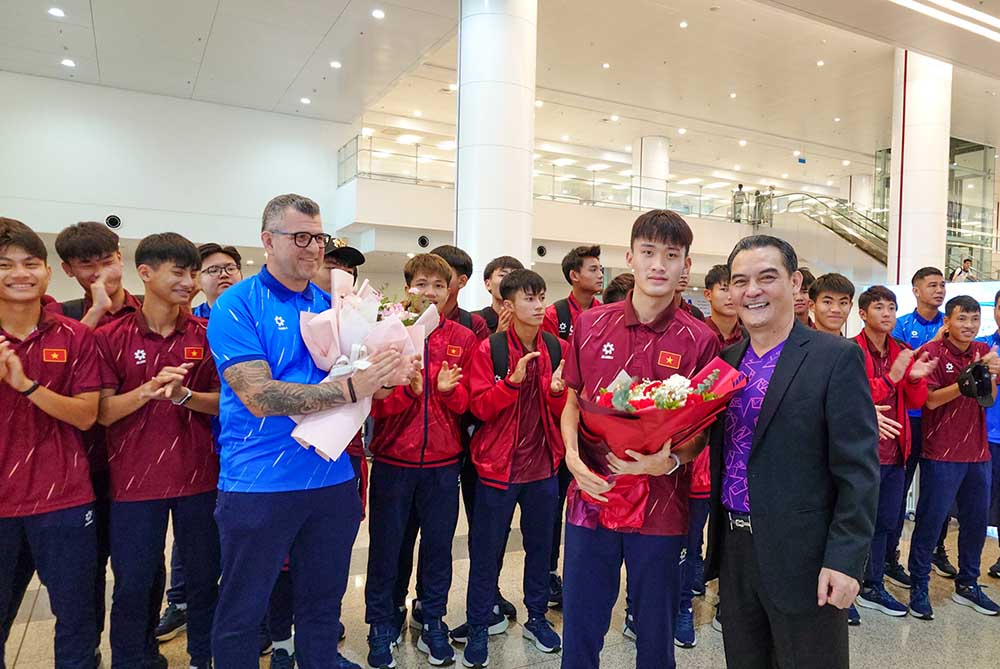 Đại diện VFF đón và chúc mừng đội tuyển U17 Việt Nam hoàn thành mục tiêu lịch sử. Ảnh: VFF