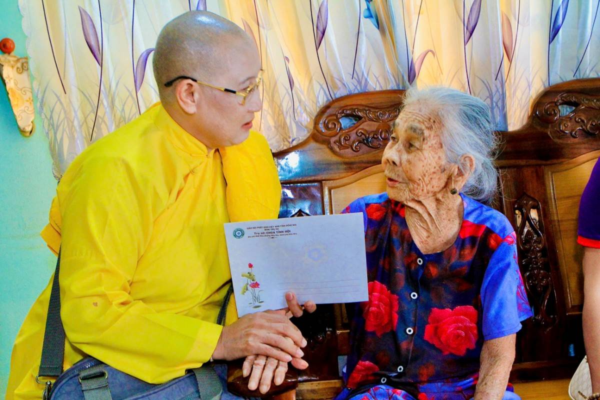 Đoàn đã đến xã Bom Bo thăm mẹ Nguyễn Thị Hai. Ảnh: Thanh Triết