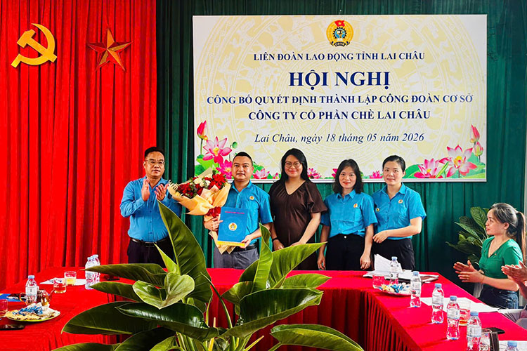 Announcing the decision to establish the grassroots trade union of Lai Chau Tea Joint Stock Company. Photo: Luong Ha