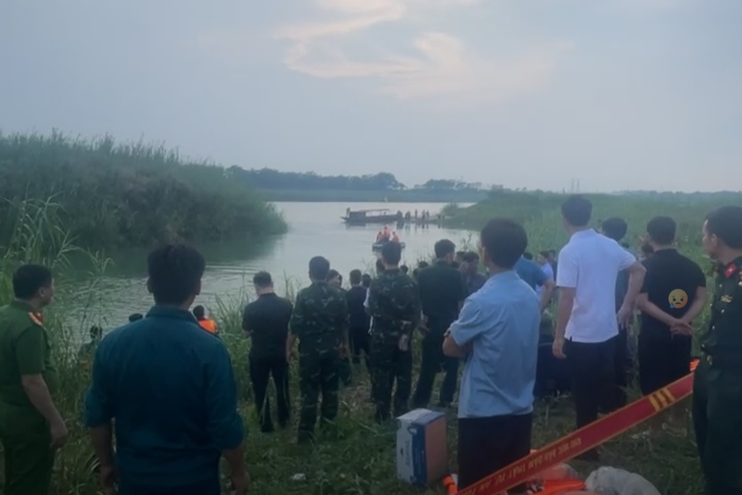 Functional forces search and salvage missing victims on the Lo River, passing through Phu Tho province. Photo: Bui Hien.