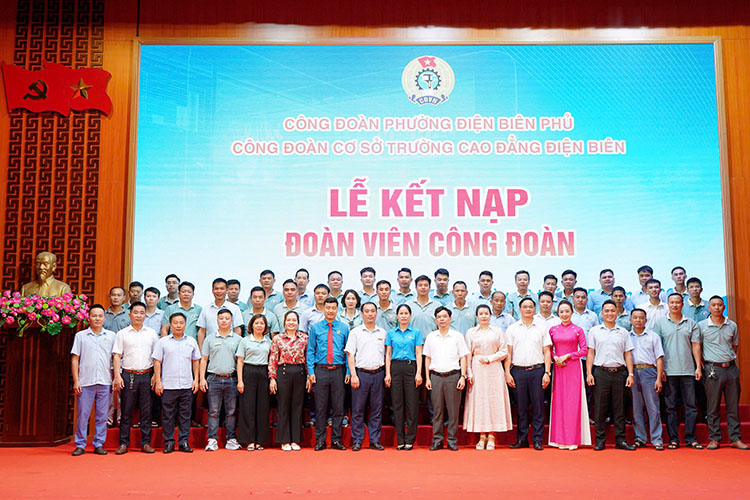 The grassroots trade union of Dien Bien College admitted 48 more union members. Photo: Quang Dat