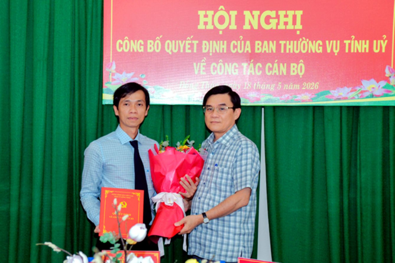 Ông Nguyễn Văn Mười (phải ảnh)  Phó Bí thư Tỉnh ủy, Trưởng Ban Tổ chức Tỉnh ủy- trao Quyết định của Ban Thường vụ Tỉnh ủy điều động, bổ nhiệm ông Nguyễn Việt Nhân giữ chức Phó Trưởng Ban Nội chính Tỉnh ủy. Ảnh: Cổng thông tin điện tử tỉnh Đồng Tháp