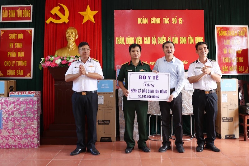 Bộ Y tế tặng quà . Ảnh: Bộ Y tế