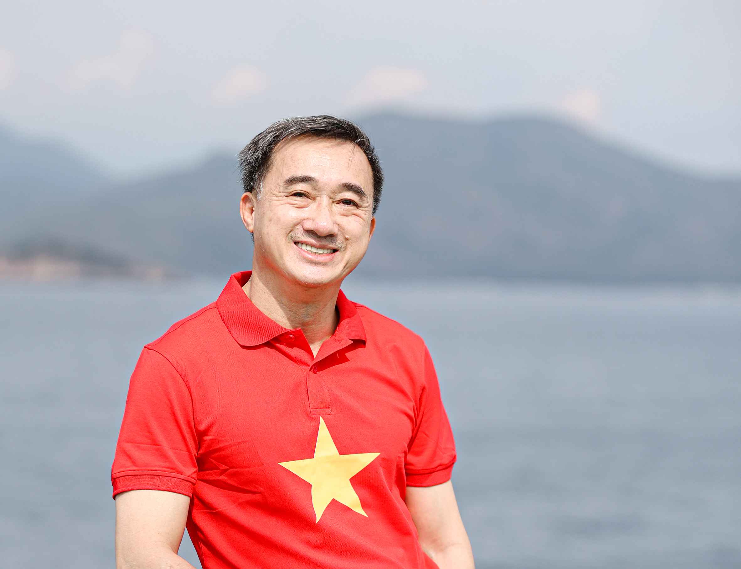 Thứ trưởng Bộ Y tế Trần Văn Thuấn ở Trường Sa. Ảnh: Bộ Y tế cung cấp