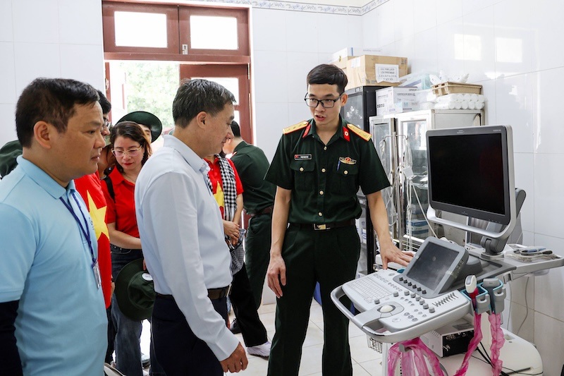 Deputy Minister of Health visits medical facilities on the island in Truong Sa. Photo: Ministry of Health provided