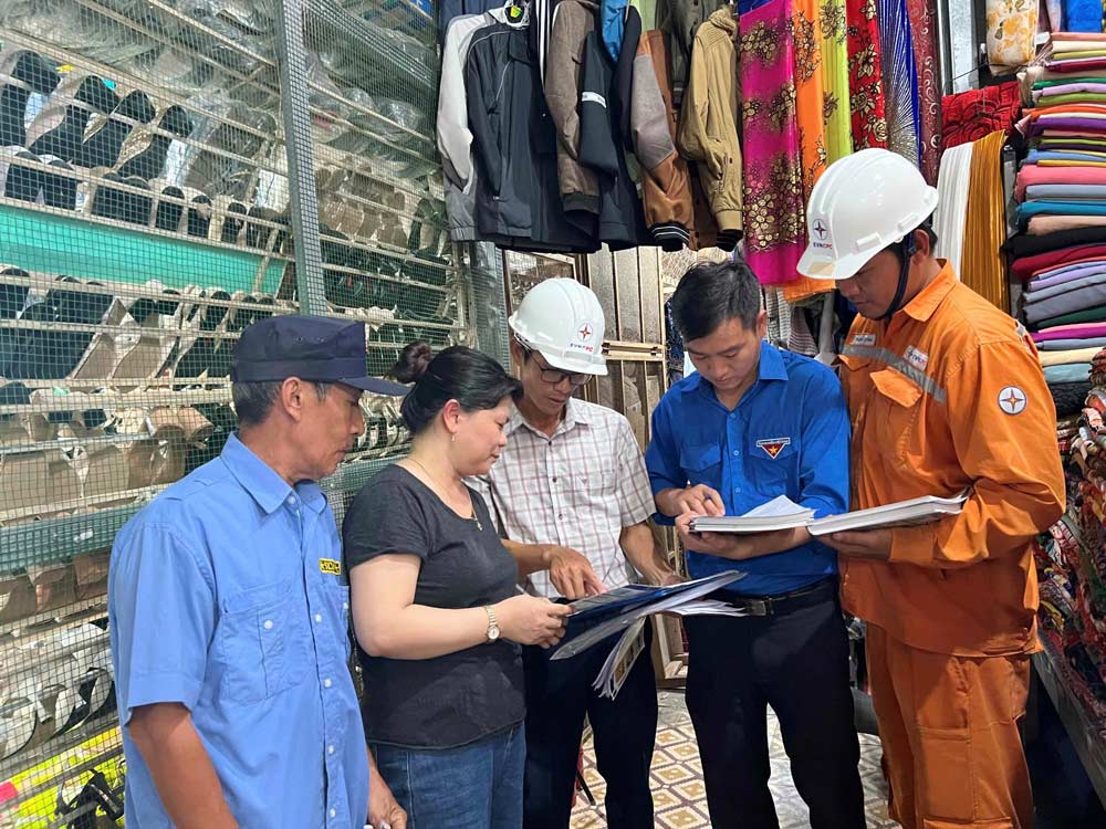 Prolonged heat is increasing the worry about electricity bills for many families. Photo: EVNCPC