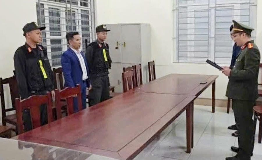 Công an tỉnh Phú Thọ đọc lệnh bắt tạm giam đối tượng Đỗ Văn Mạnh. Ảnh: Chinhphu.vn