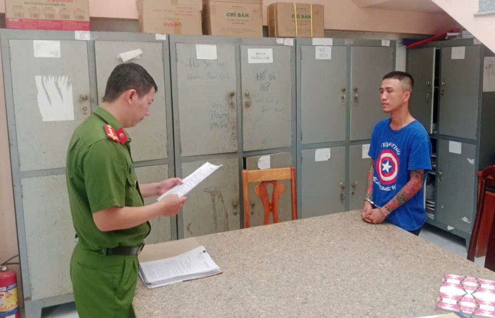 Giữa Pháp và một người trong nhóm bạn nhậu xảy ra mâu thuẫn, cự cãi rồi dẫn đến đánh nhau. Ảnh: CACC
