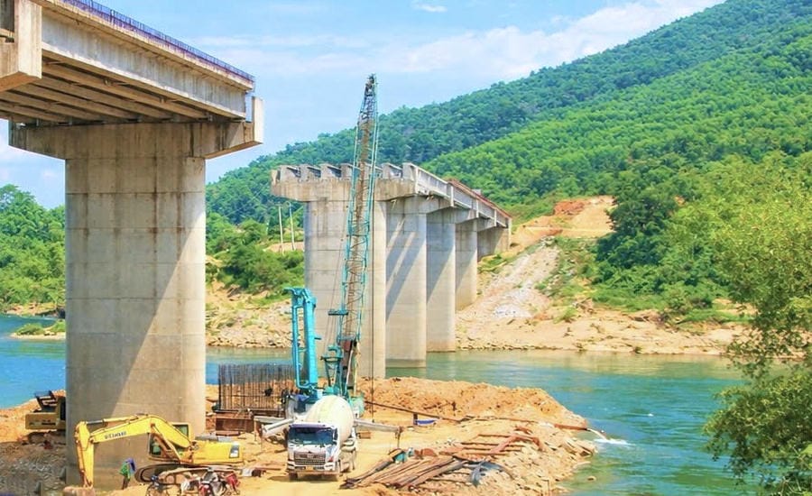 The Tan Binh bridge project worth 280 billion VND is under construction slowly, prolonged, and messy after 4 years of commencement. Photo: Truong An