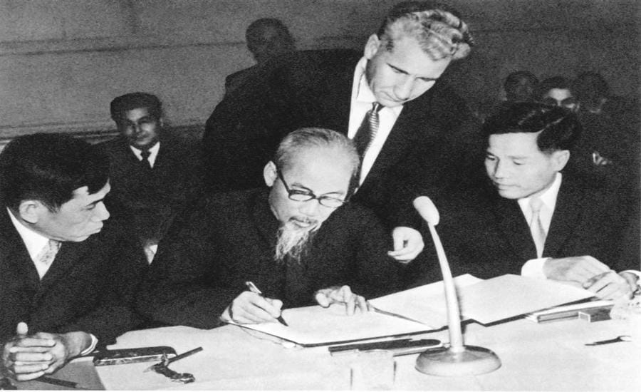 President Ho Chi Minh signs a joint statement at the 81st Conference of the International Communist and Workers' Party held in Moscow (November 1960). Photo: Hochiminh. vn