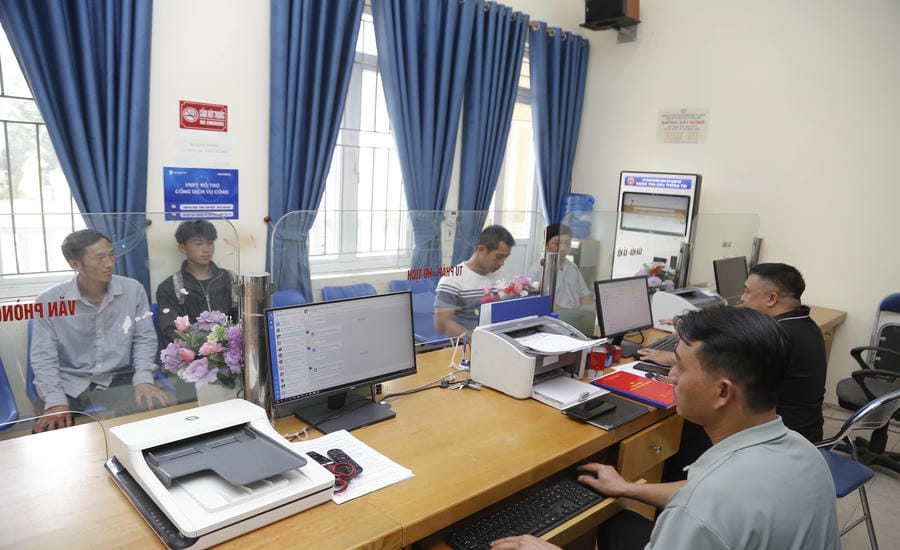 Gente acudiendo a resolver trámites en el Centro de Servicio Administrativo Público de la comuna de Nam Ke, provincia de Dien Bien. Foto: Quang Dat