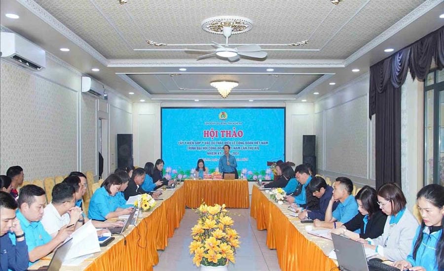 Nghe An Trade Union meets to contribute opinions to the draft revised and supplemented Charter of the Vietnam Trade Union submitted to the 14th Vietnam Trade Union Congress. Photo: Quang Dai