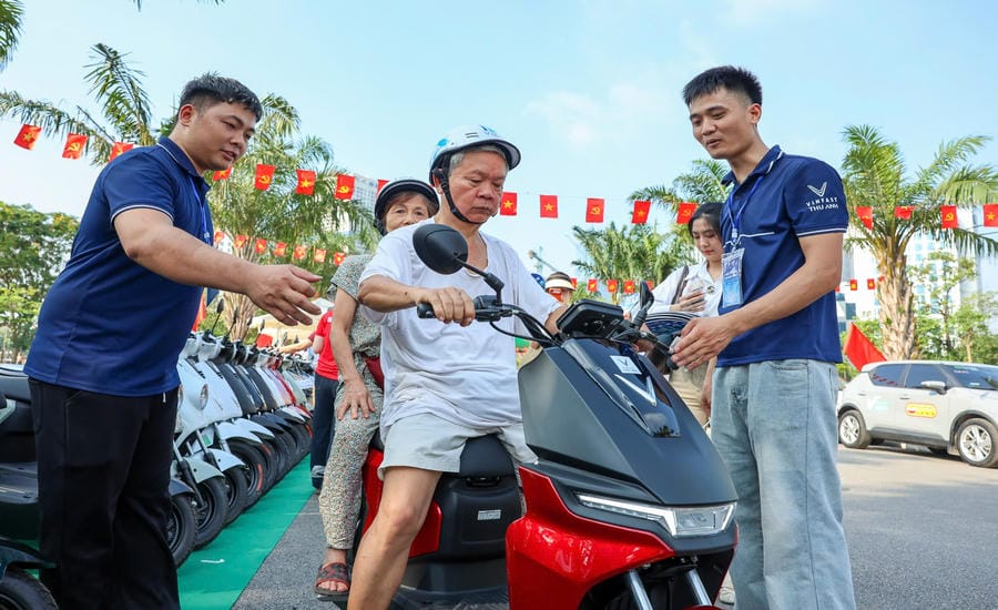 The green vehicle experience activity and the "gasoline to electricity exchange" program attracted a large number of people to participate. Photo: Hai Nguyen