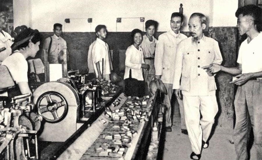 Uncle Ho visits Thong Nhat Match Factory in the early years of economic recovery (1956). Photo: VNA Archives