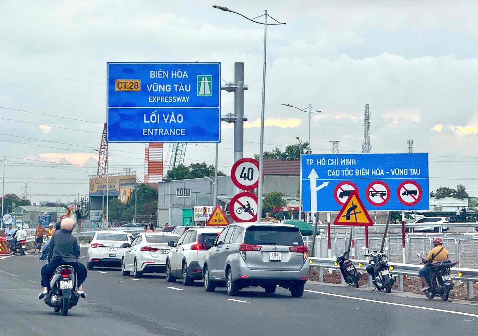 Entrance to Bien Hoa - Vung Tau expressway section of component project 1 through Dong Nai. Photo: HAC