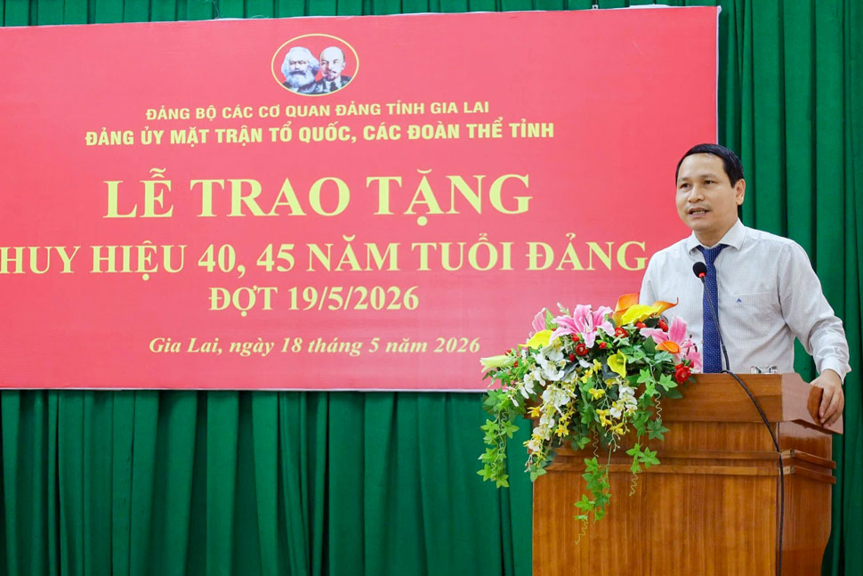 Ông Hà Duy Trung - Phó Chủ tịch Ủy ban MTTQ Việt Nam tỉnh, Chủ tịch Liên đoàn Lao động tỉnh - phát biểu tại buổi lễ. Ảnh: MTTQ