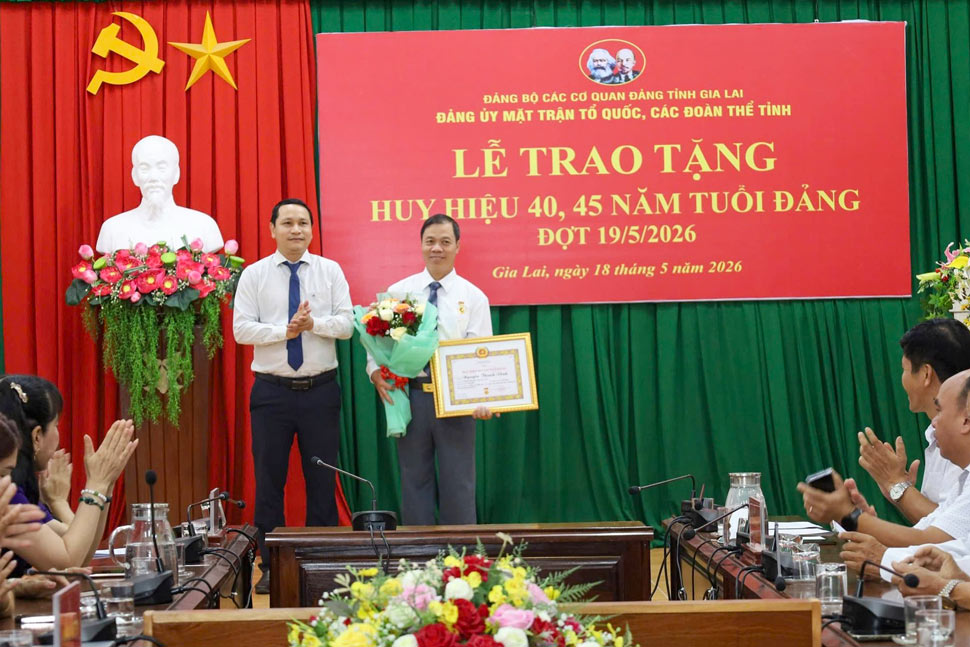 Ông Hà Duy Trung trao Huy hiệu 40 năm tuổi Đảng cho đồng chí Nguyễn Thanh Vĩnh. Ảnh: MTTQ