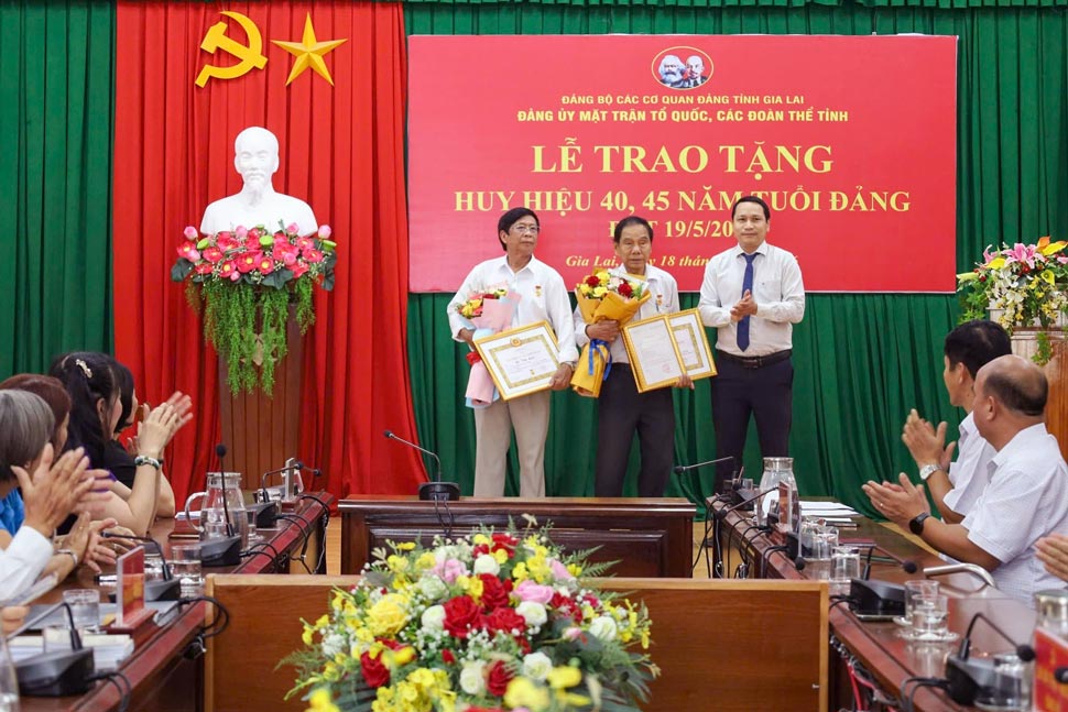 Mr. Ha Duy Trung - Vice Chairman of the Vietnam Fatherland Front Committee of the province, Chairman of the Gia Lai Provincial Labor Federation - awarded the 45-year Party Badges to 2 comrades Le Tan Luc and Ho Kha. Photo: Vietnam Fatherland Front