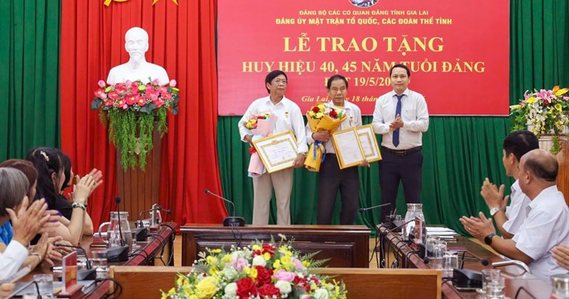 Gia Lai: Trao Huy hiệu 40 và 45 năm tuổi Đảng cho 3 đảng viên