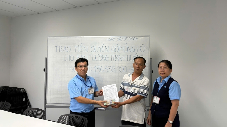 Furukawa VN Trade Union donates more than 136 million VND to support worker Duong Thanh Huan suffering from critical illness. Photo: Trade Union of Furukawa VN Company