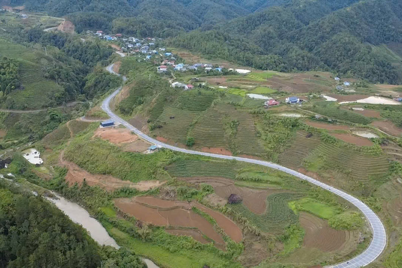 Cung đường mới đang dần hình thành giúp việc đi lại, vận chuyển hàng hóa của người dân trở lên thuận lợi hơn. Ảnh: Đinh Đại