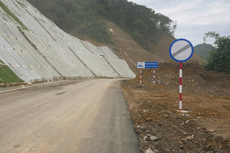Lắp đặt loạt biển báo để đảm bảo an toàn. Ảnh: Đinh Đại