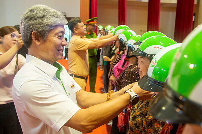 Representatives of Tien Phong Plastic Joint Stock Company present helmets to workers, laborers, and people in Hung Dao ward. Photo: Minh Chau