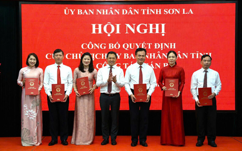 Le président du Comité populaire provincial a remis les décisions et félicité les fonctionnaires nommés à de nouveaux postes. Photo: Portail d'information électronique de Sơn La