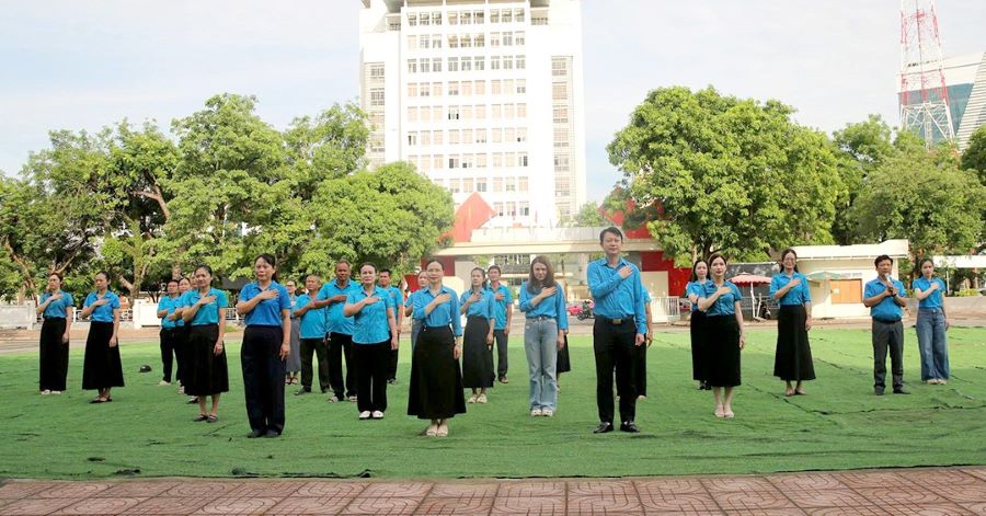 Trade union levels in Nghe An province simultaneously organized flag salute ceremonies, national anthem singing and political activities to celebrate the 136th birthday of President Ho Chi Minh. Photo: Nghe An Trade Union