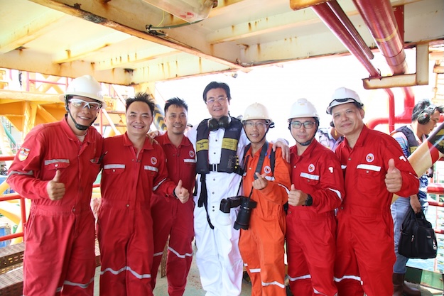 Ông Nguyễn Mạnh Kha - Chủ tịch Công đoàn Petrovietnam (áo trắng) thăm công nhân Vietsovpetro tại giàn khoan. Ảnh: CĐCS