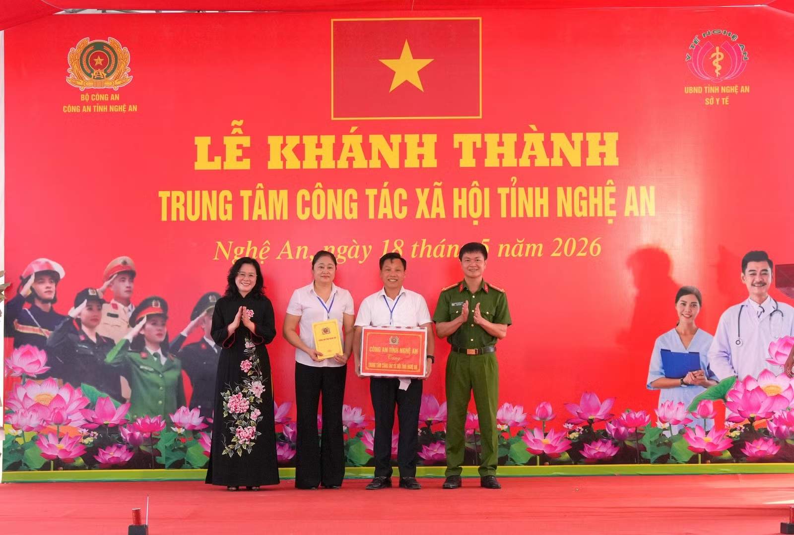 Thượng tá Phạm Thành Long - Phó Giám đốc Công an tỉnh Nghệ An trao quà của Công an tỉnh tặng Trung tâm Công tác xã hội Nghệ An. Ảnh: Ngọc Anh