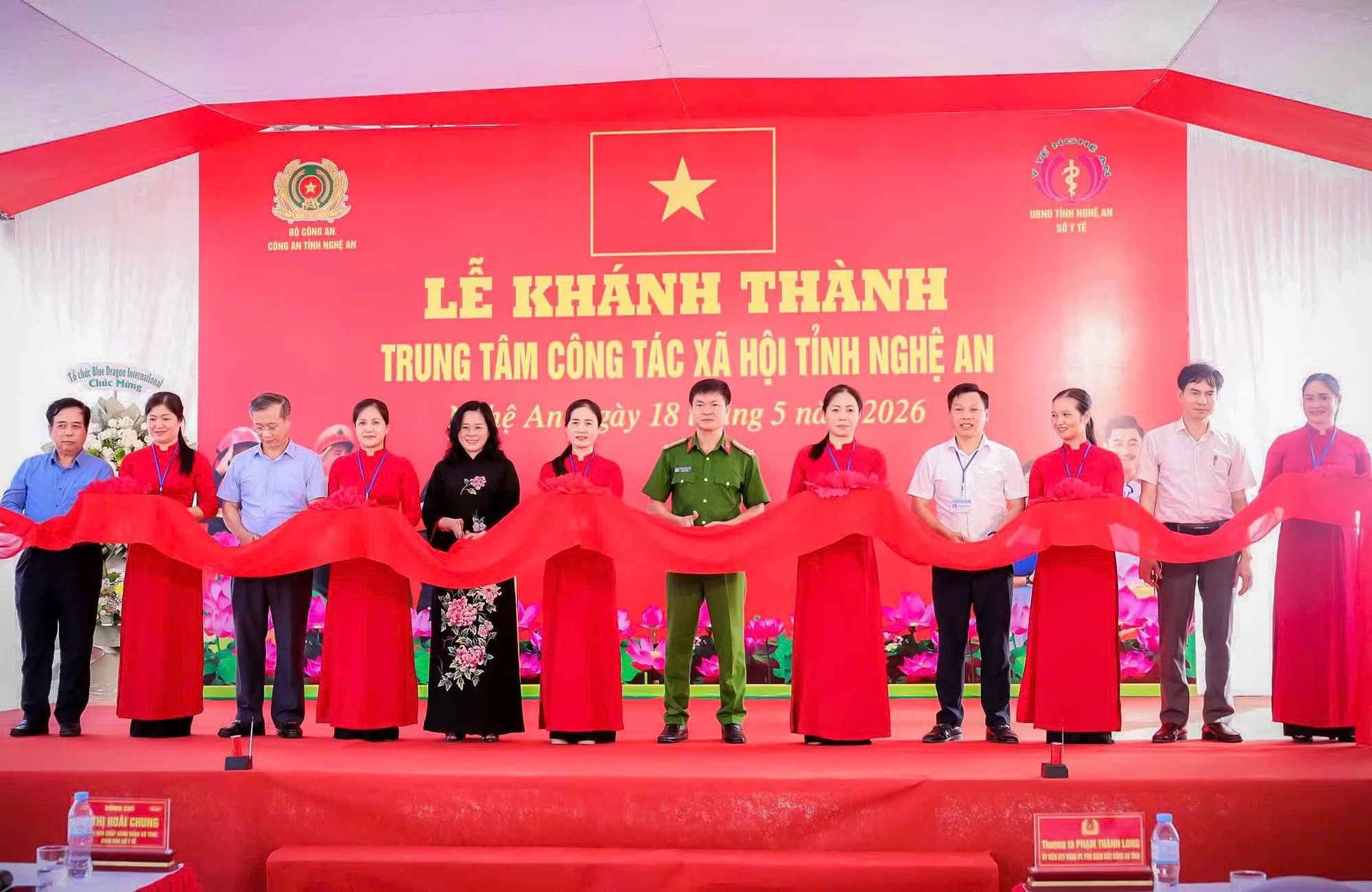 Delegates cut the ribbon to inaugurate the project. Photo: Ngoc Anh